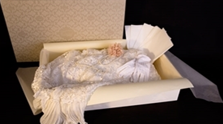 Caixa para vestido de noiva grande, com papeis para embalar tecidos e metais